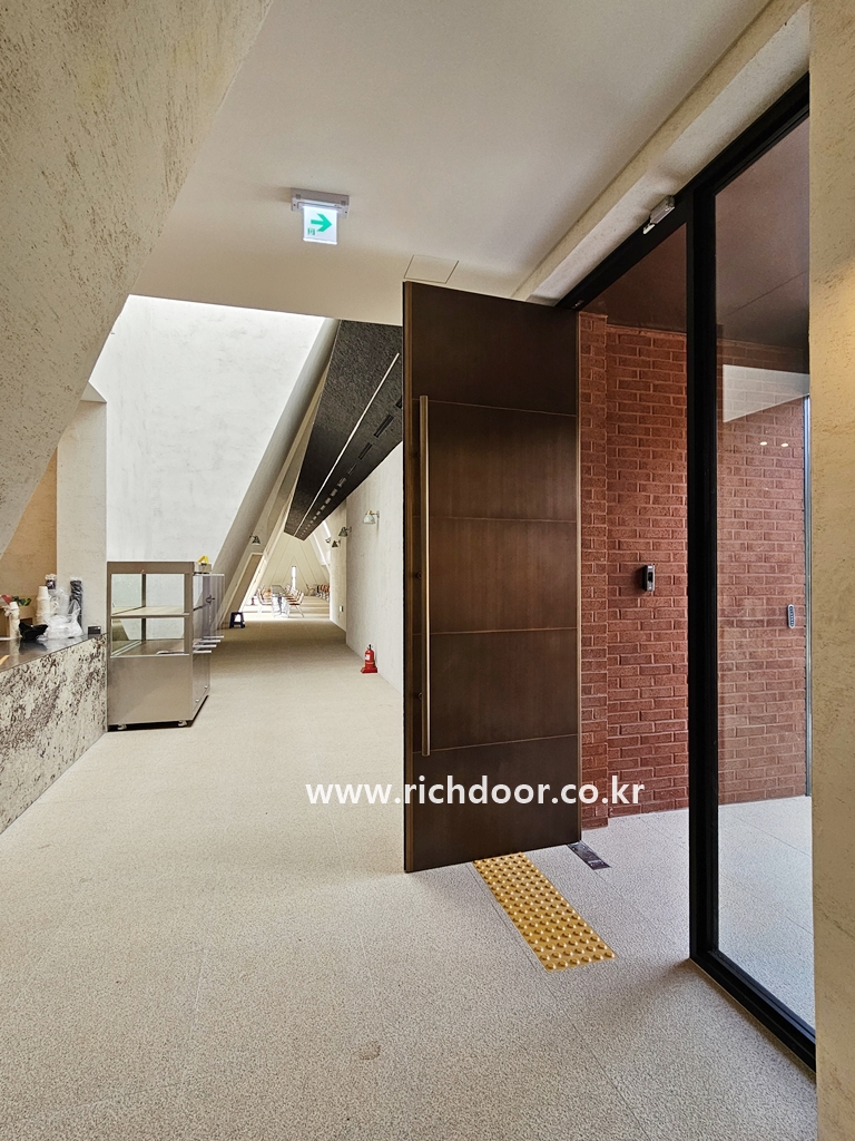 /user/r/richdoor/editor/2512/4e8fc14ac7a71aff626b67945158b1d0_1765444132_0839.jpg 이미지크게보기