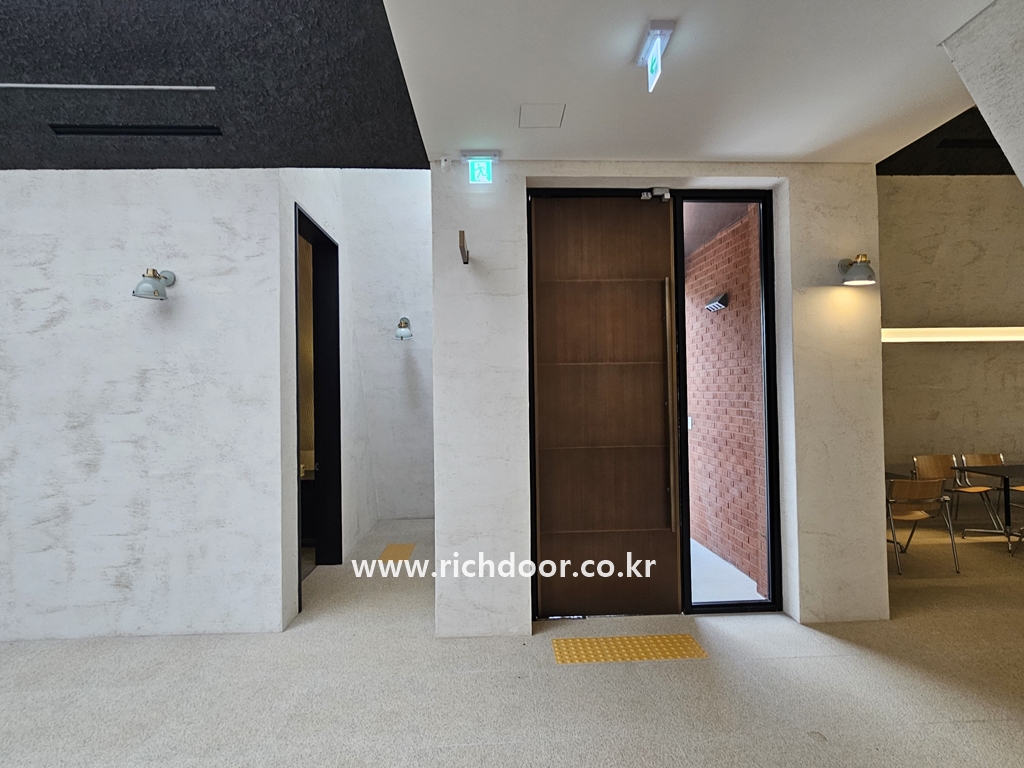 /user/r/richdoor/editor/2512/4e8fc14ac7a71aff626b67945158b1d0_1765444139_2368.jpg 이미지크게보기